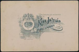 cca 1900 Késmárk, Lány népies viseletben, keményhátú fotó Kiss István műterméből, 16×10 cm