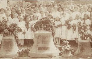 1916 Tatatóváros, Templomi harangok elvitele beolvasztásra háborús célokra, csoportkép, photo (EK)