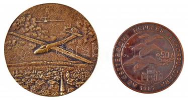 1982. "Az esztergomi repülés 50. évfordulójára" kétoldalas Br emlékérem (60,5mm) + 1986. "40 éves a tatabányai repülés 1946 - Kecskéd - 1986" kétoldalas réz emlékérem (79mm) T:2