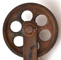 Régi erősen rozsdás emelőcsiga, vas, 32×13 cm