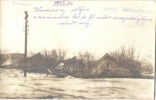 1925 Vésztő, Karácsony estéjén a víz áradása két és fél méter magasságban indult meg, árvíz katasztrófa, elárasztott ház romjai. photo