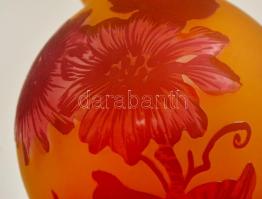 Gallé jelzéssel virágmintás váza, többrétegű, apró kopásokkal, m: 14 cm