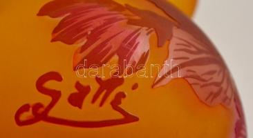 Gallé jelzéssel virágmintás váza, többrétegű, apró kopásokkal, m: 14 cm