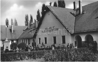 Komádi - 4 db modern városképes lap: Fő tér, üzletek, automobil, Református templom, kerékpár, "...