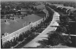 Komádi - 4 db modern városképes lap: Fő tér, üzletek, automobil, Református templom, kerékpár, "...