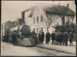 1908 Lapompak (Lackenbach), vasútállomás mozdonnyal (mozdonyvezető: id. Csernics Lajos), fotó, kartonra ragasztva, a Münchener-Photohaus bécsi műterméből, hátulján feliratozva, pecséttel jelzett, 12×16 cm