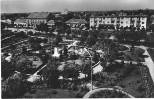 Püspökladány - 4 db modern városképes lap: Fő tér, strand, fürdőzők, üzletek, templom, Városháza (Ké...