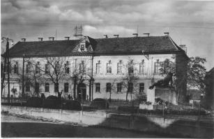 Tata - 8 db modern városképes lap: Edzőtábor, szálloda, Állami kórház, várfalak, Kristály szálló (Ké...