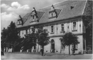 Tata - 8 db modern városképes lap: Edzőtábor, szálloda, Állami kórház, várfalak, Kristály szálló (Ké...