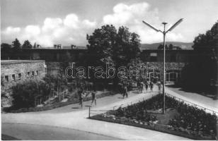 Tata - 8 db modern városképes lap: Edzőtábor, szálloda, Állami kórház, várfalak, Kristály szálló (Ké...