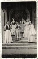 Kolozsvár, Cluj - 2 db régi fotó hölgyekről népviseletben, folklór / 2 pre-1945 photos of ladies in traditional costumes, folklore