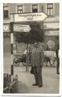 ~1940 Dés, Dej; utcakép, férfi kalappal az útjelző tábla alatt, mögötte ökrös szekér / street view, man with hat, signpost, ox cart. Nova photo