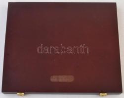 Fa éremtartó doboz 12 férőhellyel, szép, újszerű állapotban