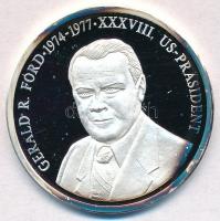 Németország 1992. "Gerald Ford - Az Amerika Egyesült Államok elnökei" jelzett Ag emlékérem, tanúsítvánnyal (15g/0.999/35mm) T:PP patina Germany 1992. "Gerald Ford - Präsidenten der USA" hallmarked Ag commemorative medallion with certificate (15g/0.999/35mm) C:PP patina