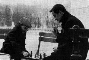 19 db modern külföldi szabadtéri sakk motívumú képeslap / 19 modern European outdoor chess motive postcards