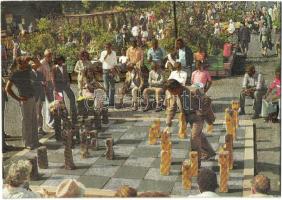 19 db modern külföldi szabadtéri sakk motívumú képeslap / 19 modern European outdoor chess motive po...