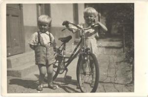 29 db MODERN főként fotólap, közte városképek, életképek, események / 29 modern mostly photo postcar...