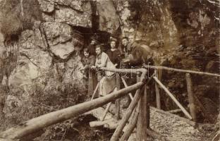 1913 Szebenjuharos, Hohe Rinne, Paltinis; Barlang, kirándulók coportképe fényképezőgéppel / cave, hikers with camera, group photo (EK)