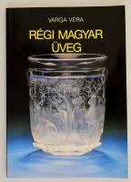 Varga Vera: Régi magyar üveg. Bp., 1989, Képzőművészeti Kiadó. Papírkötésben, jó állapotban.