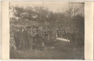 Első világháborús osztrák-magyar mozsárágyú töltése lövedékkel / WWI K.u.K. military, charging a mortar cannon. photo