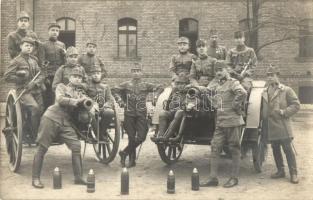 1917 Budapest, K.u.k. Feldhaubitz Regiment No. 32. önkéntesei / WWI K.u.k. military, volunteer soldiers group photo (EK)
