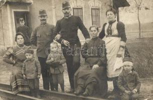 1907 Nagylévárd, Velké Leváre; Vasútállomás, vasutasok, gyerekek, csoportkép / Bahnhof / railway station, children with railway officers, gorup photo (fa)
