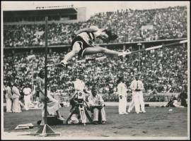 1936 Olimpiai játékok, a képen a magasugrásban győztes magyar Csák Ibolya, feliratozott német sajtófotó, 24×18 cm