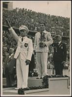 1936 Olimpiai játékok, a képen az aranyérmes Zombori Ödön birkózó, feliratozott német sajtófotó, 24×18 cm