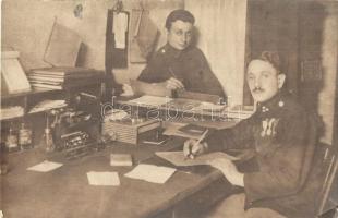 Levelet író osztrák-magyar katonák / WWI Austro-Hungarian K.u.K. soldiers writing letters. photo (EK)