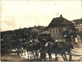 1915 Kolozsvár, Cluj; harctérre induló osztrák-magyar katonák / WWI Austro-Hungarian K.u.K. soldiers going to the front. photo (EK)