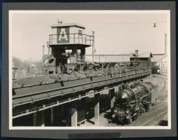 cca 1933 Régi mozdony teherpályaudvaron, albumlapra ragasztott fotó, 12×16,5 cm / locomotive, vintage photo
