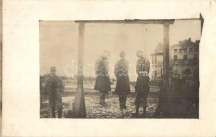 1917 Aufgehängte Jüden in Kowel / Akasztás által kivégzett zsidó férfiak az ukrajnai Kovelben. Judaika / WWI executed Jewish men in Kovel (Ukraine); execution, death by hanging, gallows. Judaica. photo