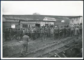 1942 A Szeretfalva-Déda-vasútvonal építésének munkásai, utólagosan előhívott fotó, hátoldalon feliratozva, 13×18 cm / workors of Sărătel-Deda railway line, modern copy of vintage photo