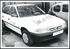 1992 Íme, az első! - az első Opel Astra Magyarországon, fotó, 12,5×18 cm
