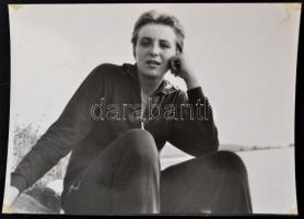 cca 1961-1965 Vegyes, nagyrészt pécsi férfi és női kézilabdázókat ábrázoló fotó tétel, közte néhány ...