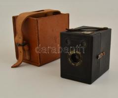 cca 1937-1938 Kodak Eastman Popular Brownie box fényképezőgép, korabeli bőr tokban, működőképes, jó állapotban / Vintage Kodak box camera in good condition, with leather case