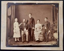 cca 1870 Régi családi fotó, vintage fénykép, felületén sérülések, 23x27 cm, karton 25x32 cm