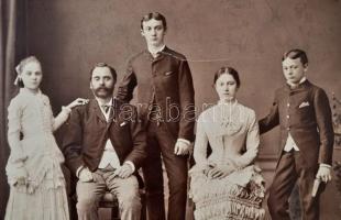 cca 1870 Régi családi fotó, vintage fénykép, felületén sérülések, 23x27 cm, karton 25x32 cm