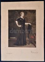 cca 1940 Rozgonyi budapesti fényképész műtermében készült, egész alakos fotó, festett háttér előtt, ...