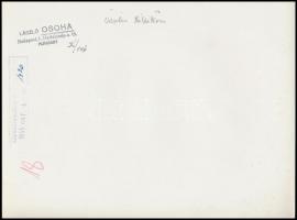 cca 1955 Osoha László (1899-1970) budapesti fotóművész hagyatékából 2 db vintage fotó (Cséplés), az ...