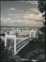 Különböző időpontokban készült felvételek az Erzsébet hídról, 7 db vintage fotó, kettő jelzett, 9x14...