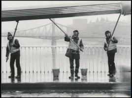 Különböző időpontokban készült felvételek az Erzsébet hídról, 7 db vintage fotó, kettő jelzett, 9x14...