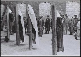1945 Budapest, háborús bűnösök kivégzése, vintage negatívokról készült 6 db mai nagyítás, 25x18 cm