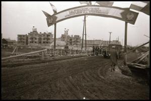 cca 1954 Sztálinváros építése, Kotnyek Antal (1921-1990) budapesti fotóriporter hagyatékából 58 db v...