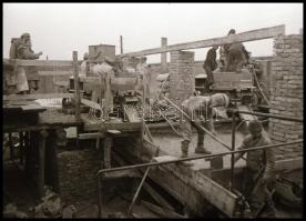 cca 1954 Sztálinváros építése, Kotnyek Antal (1921-1990) budapesti fotóriporter hagyatékából 58 db v...