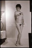 Kapás van - cca 1975 Szolidan erotikus felvételek, 23 db vintage negatív, 24x36 mm