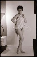 Kapás van - cca 1975 Szolidan erotikus felvételek, 23 db vintage negatív, 24x36 mm