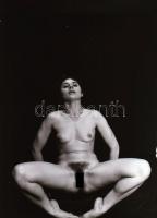 cca 1973 Szolidan erotikus felvételek, 25 db vintage negatív, 24x36 mm