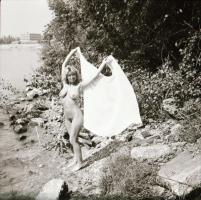 cca 1979 Bizsergő objektív előtt, szolidan erotikus felvételek, 9 db vintage negatív, 6x6 cm és 6x9 ...