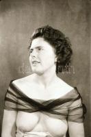 cca 1979 Bizsergő objektív előtt, szolidan erotikus felvételek, 9 db vintage negatív, 6x6 cm és 6x9 ...